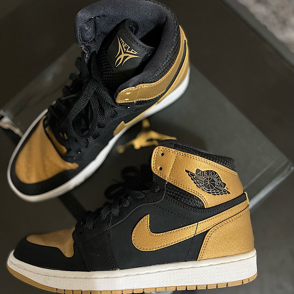 NIKE Air Jordan 1 Retro Melo PE Sneakers. Size 9